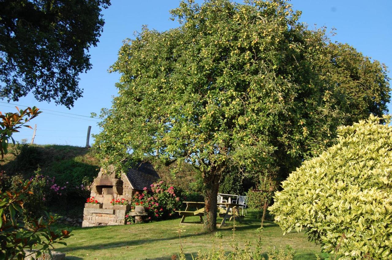Le Pont St Michel Bed and Breakfast Maen Roch Buitenkant foto